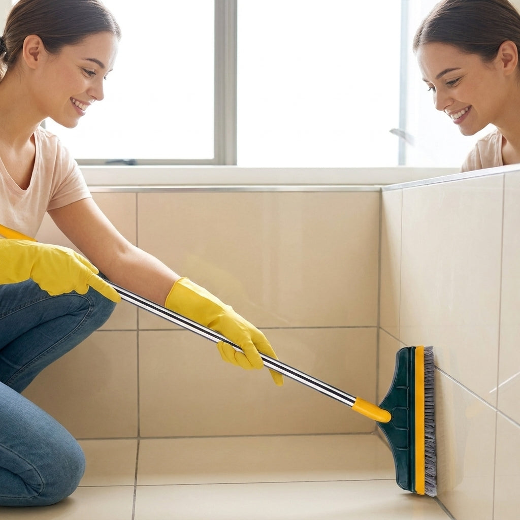 Mujer limpiando las esquinas del baño con el cepillo