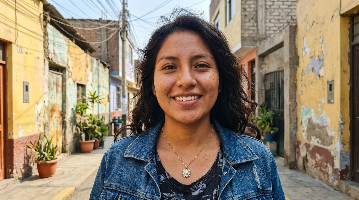 Mujer usando el collar girasol
