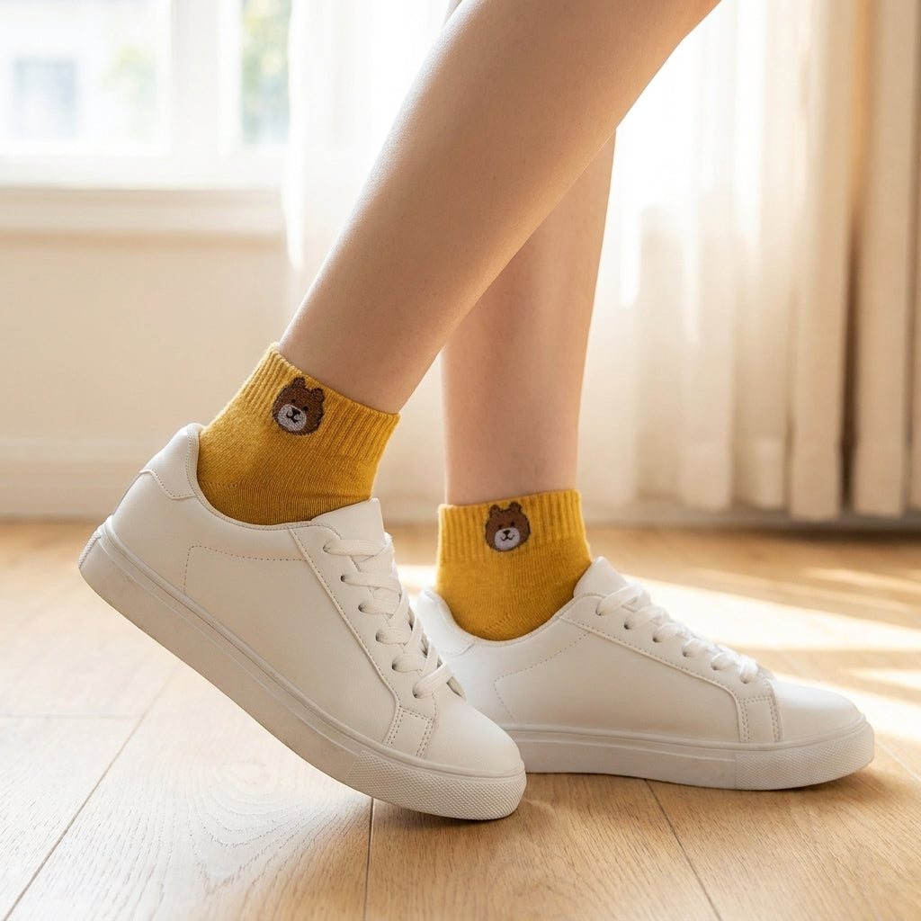 Mujer con medias kawaii mostaza y zapatillas blancas