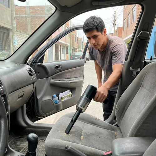 Hombre aspirando el asiento de su auto