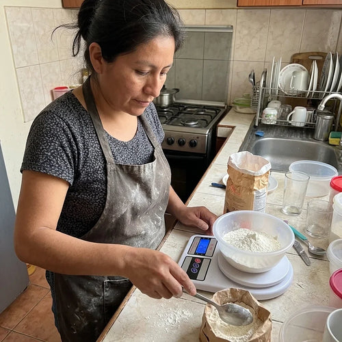 Mujer pesando harina en la balanza